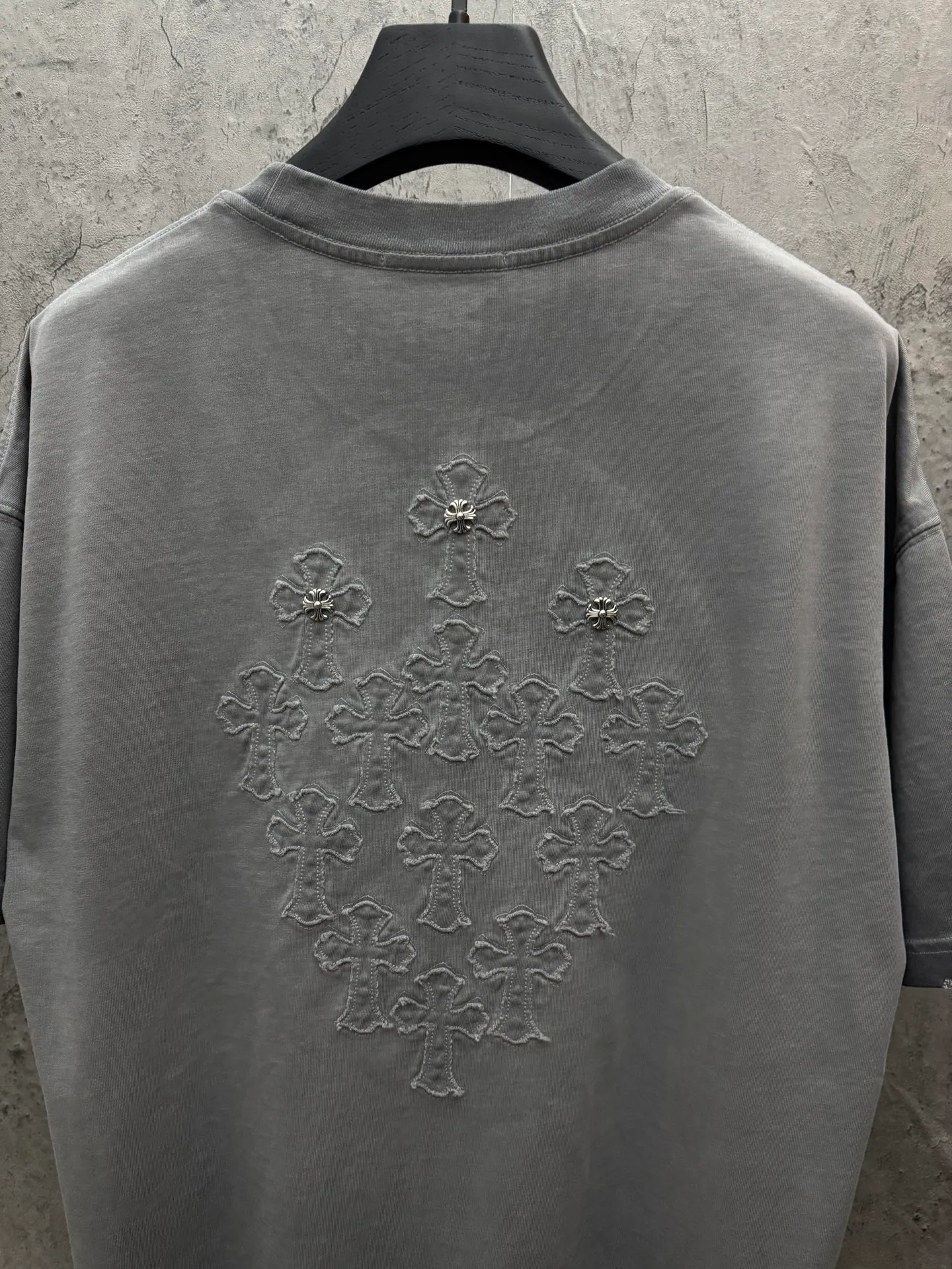 P200 top version, real shot without P, ​​different from market currency) 𝗖𝗵𝗿𝗼𝗺𝗲 𝗛𝗲𝗮𝗿𝘁𝘀/Croxin 2026 spring new original single counter American laser burnt patch embroidered couple short sleeves 👑The highest version! Customized fabric 330g, washed and fried. Best-selling model at the counter. Very comfortable to wear. Accessories: Original molded and authenticated collar label➕100% silk wash label. Genuine purchase-grade original hangtag➕matching hanging rope➕3D hanging beads➕original packaging bag. Craftsmanship: The original version has consistent wiring! The highest version of the armhole matching technique! Color: Khaki Black Rose Red Light Blue Purple Size: S M L XL Style Number: 26-2002